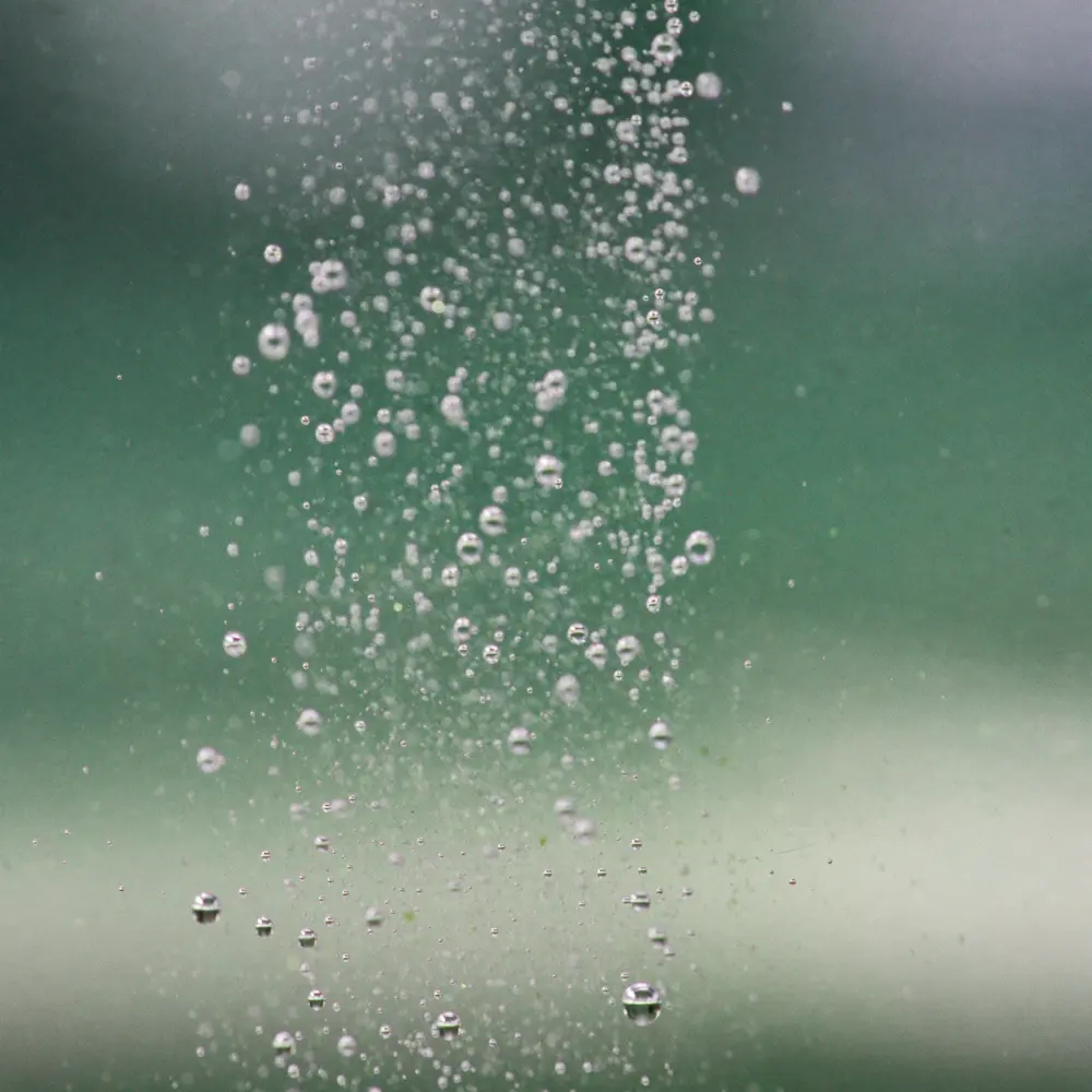 Nanobolle che salgono in acqua limpida