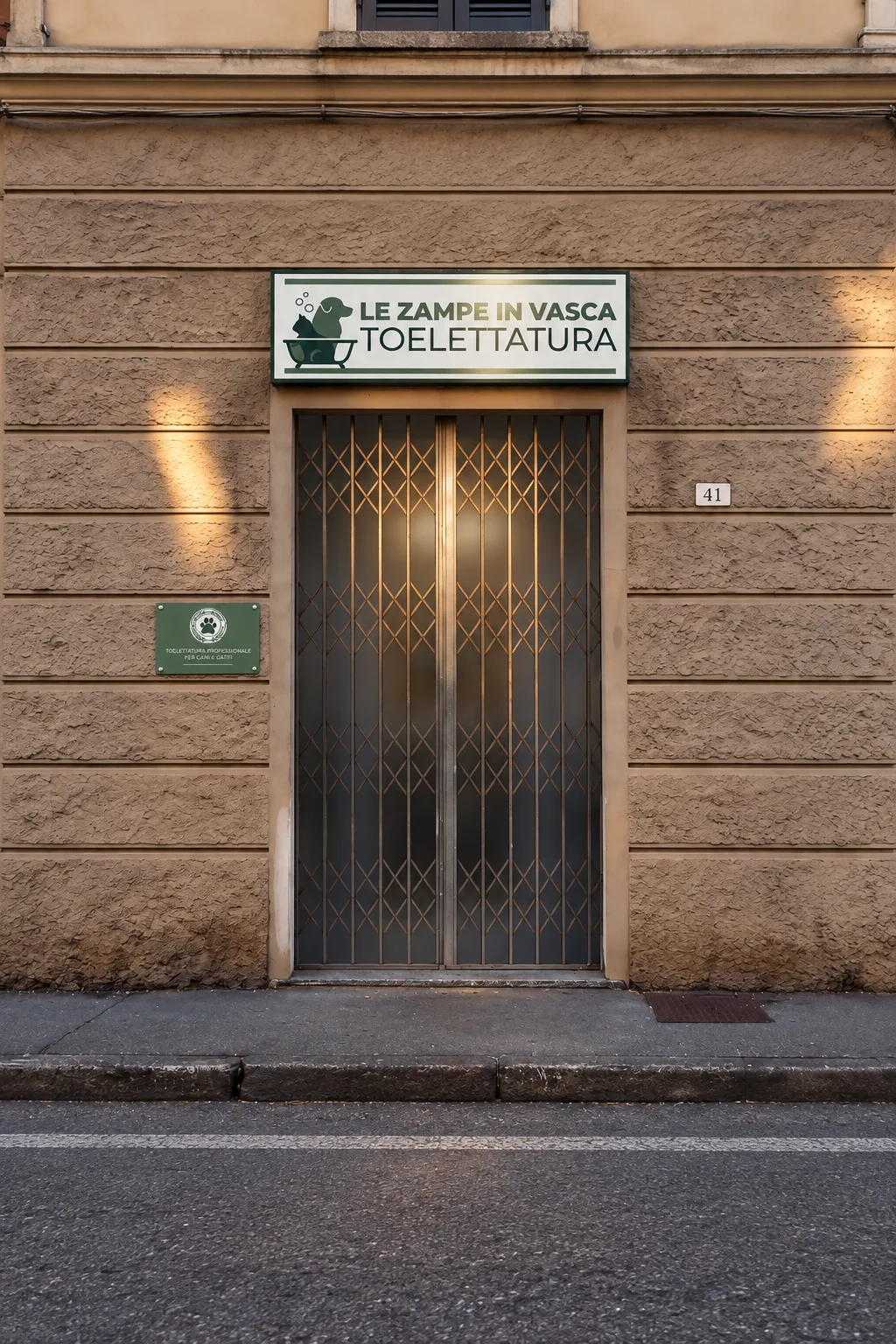 La vetrina di Le Zampe in Vasca in Via Aldo Motta 41, a Vimercate, con l'insegna sopra la porta